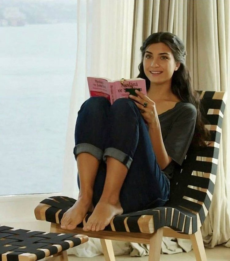 Туба Бюйюкюстюн ножки