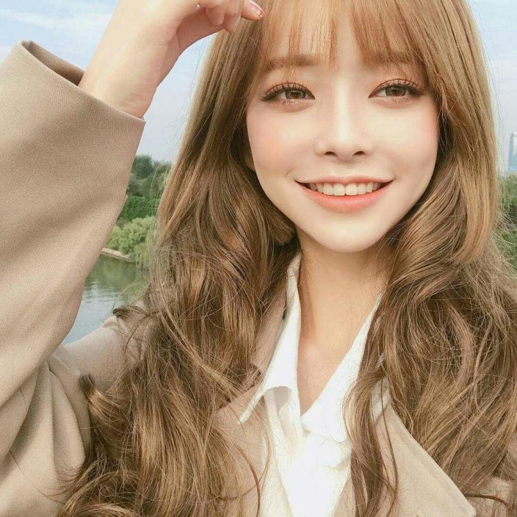 Японка со светлыми волосами