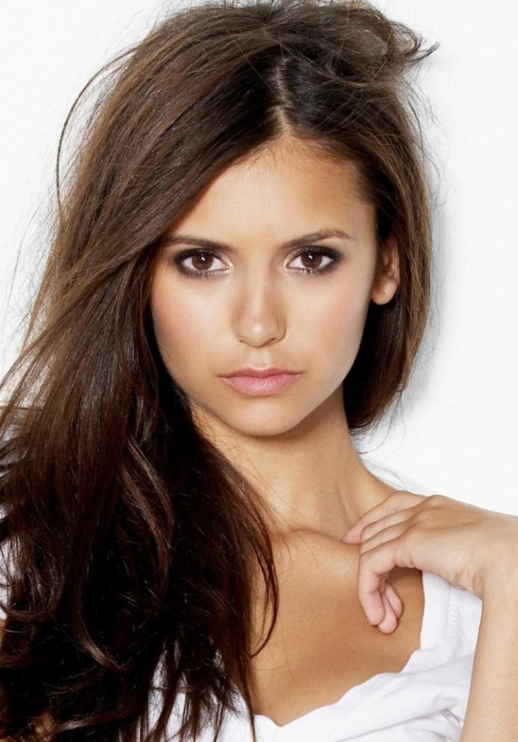 Нина Добрев