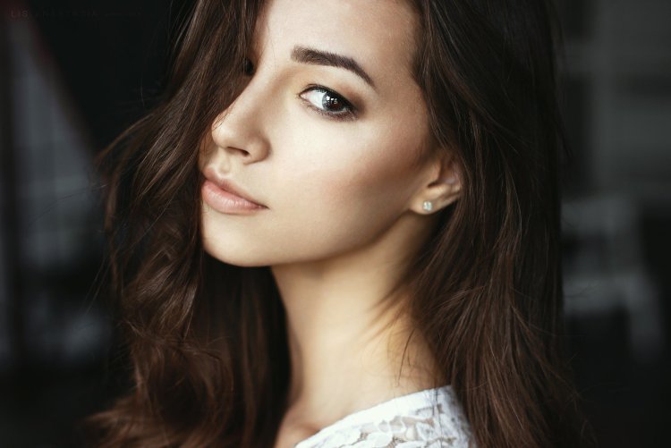 Девушка с темными волосами