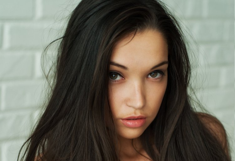 Брюнетка с карими глазами