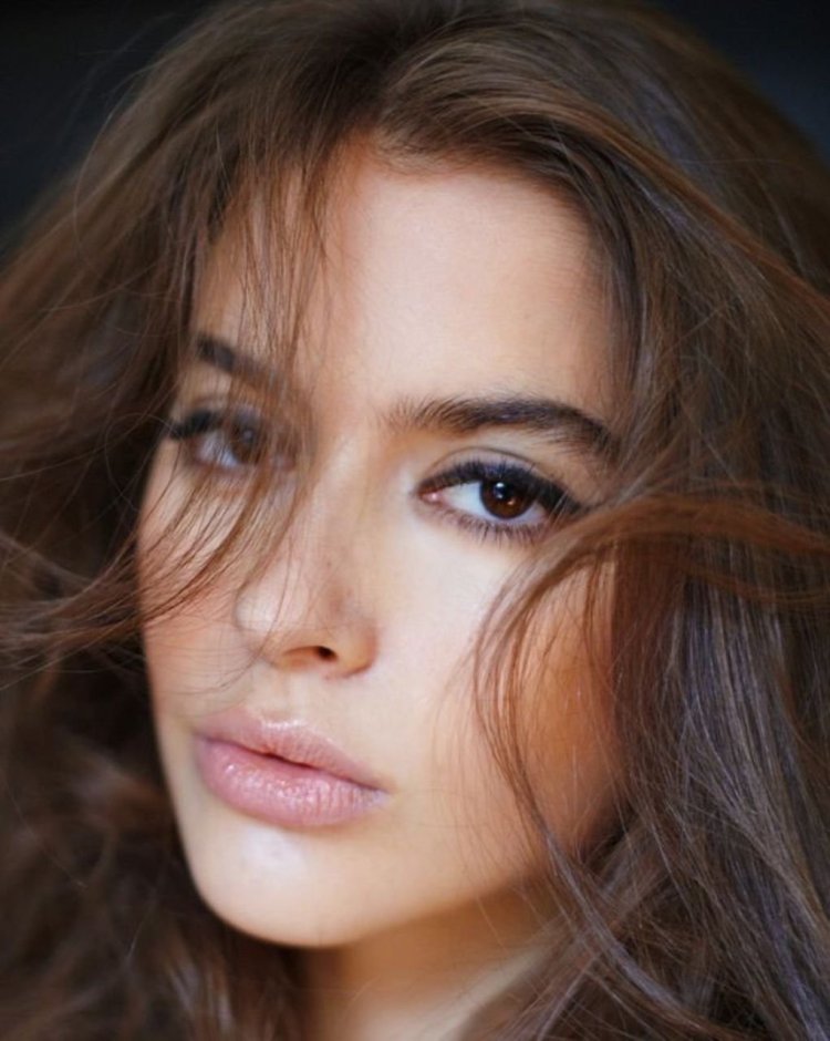 Девушка с карими глазами