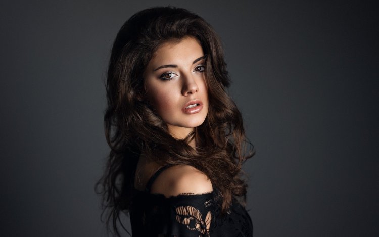 Девушка брюнетка