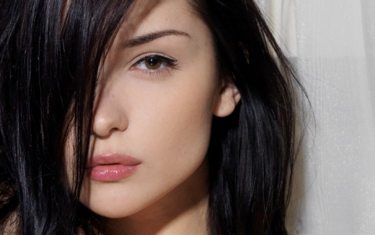 Красивые брюнетки с карими глазами