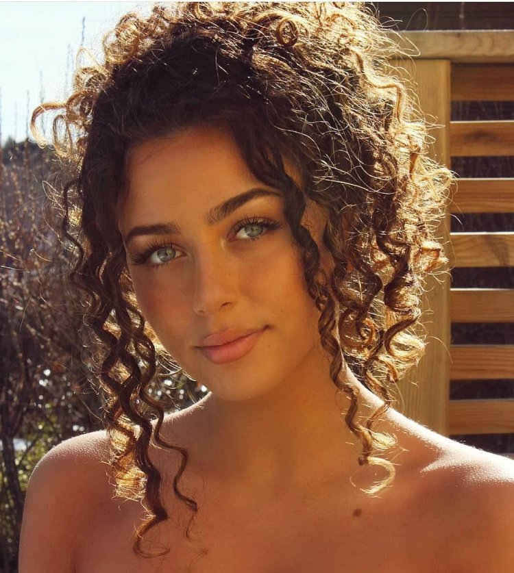 Красивые девушки с кудряшками