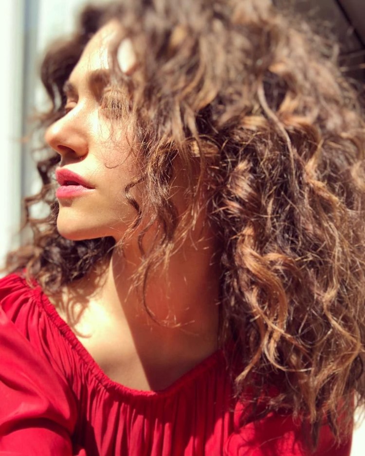 Девушка с кудрявыми волосами в профиль