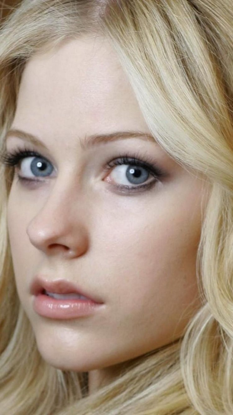 Блондинка с голубыми глазами