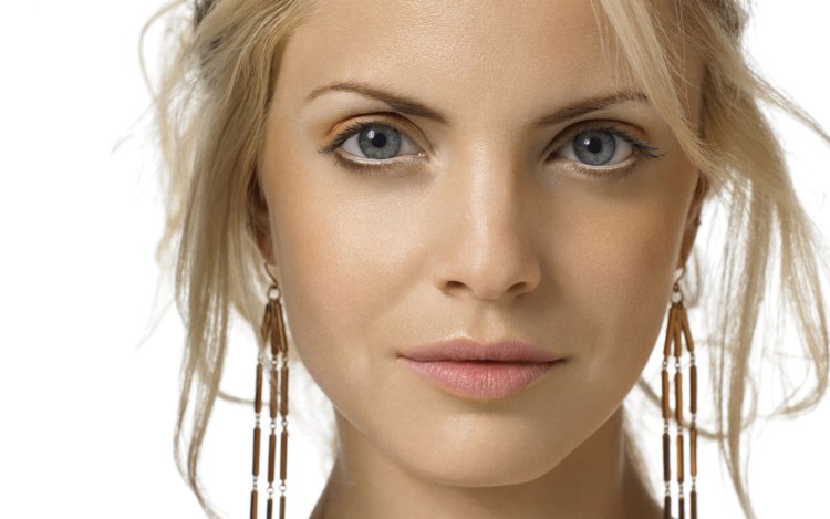 Мена Сувари лицо