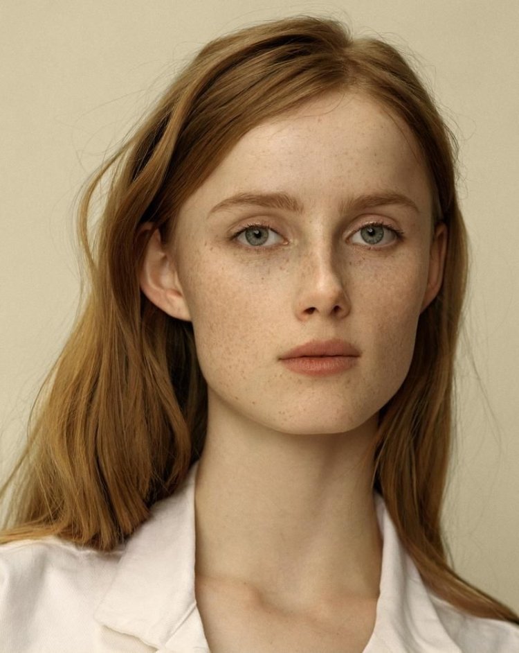 Девушка с тонкими чертами лица