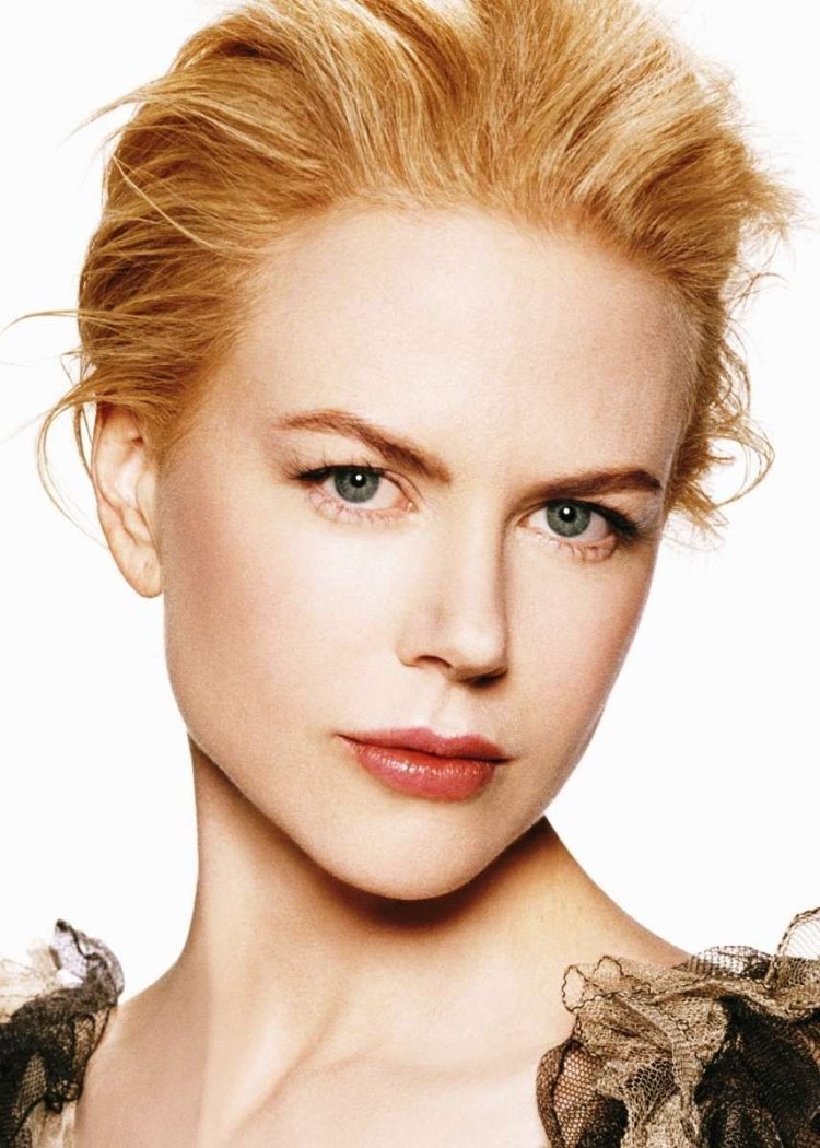 Лили Коллинз брови