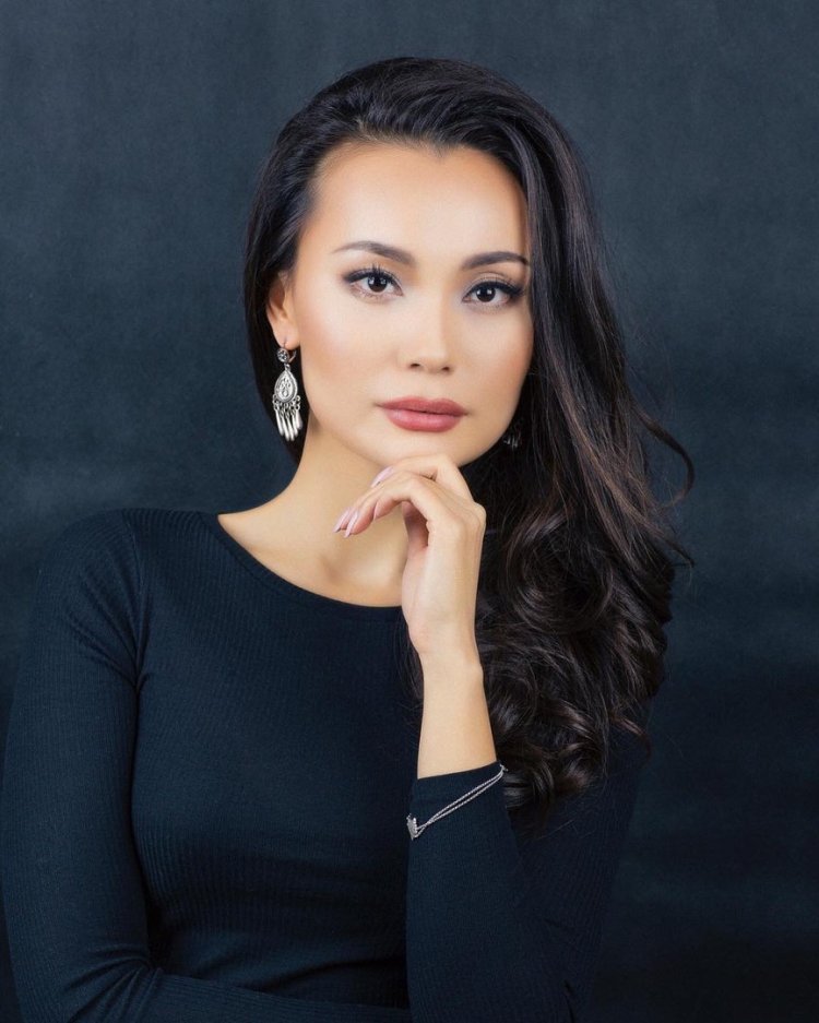 Казахская певица Жанар Дугалова