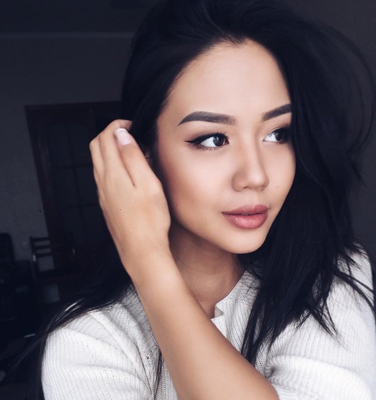 Айжан Асемова мейкап