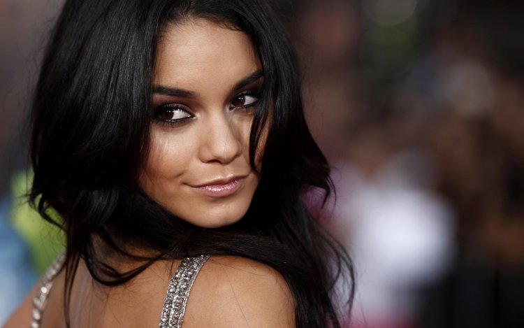 Ванесса Хадженс yawns