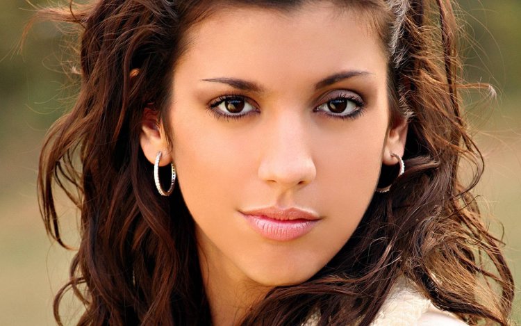 Девушка с карими глазами