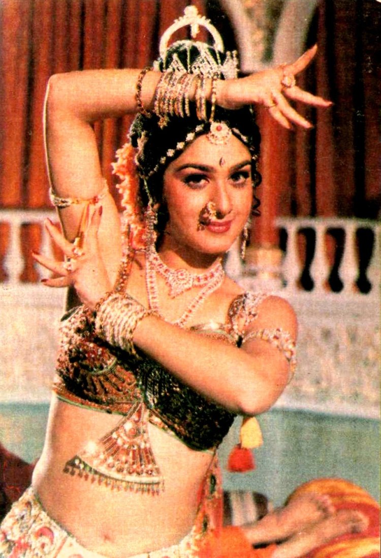 Минакши Шешадри танцует