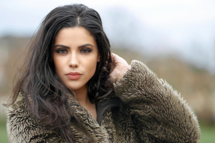 Красивая брюнетка