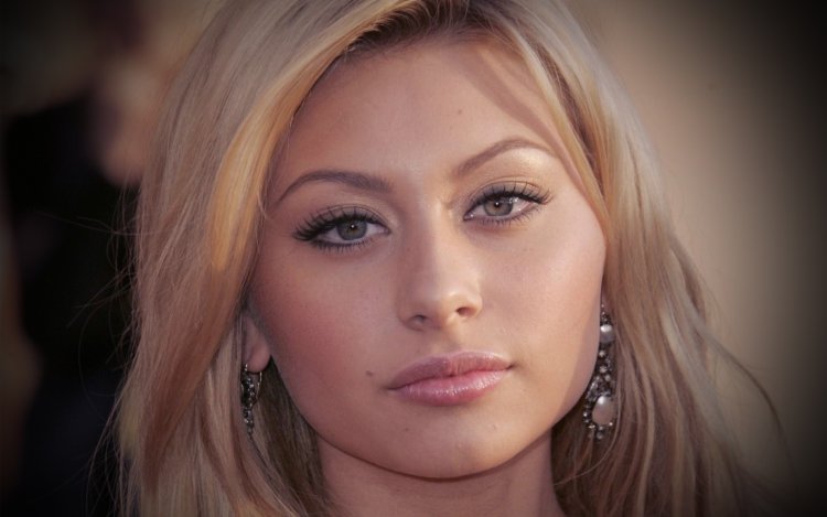 Блондинка с родинкой