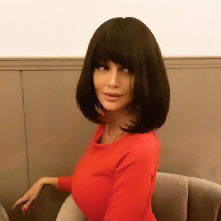 Виктория Лопырева с челкой