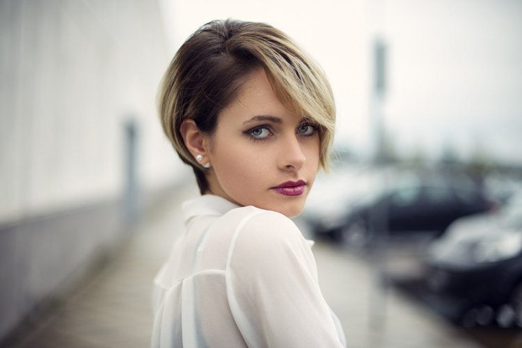 Барбара Ленни с короткой стрижкой