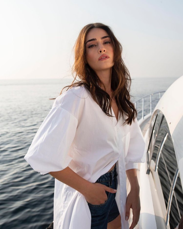 Турецкая актриса Эсра