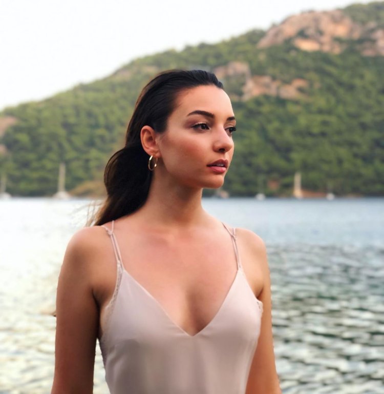 Дамла Джолбай горячие