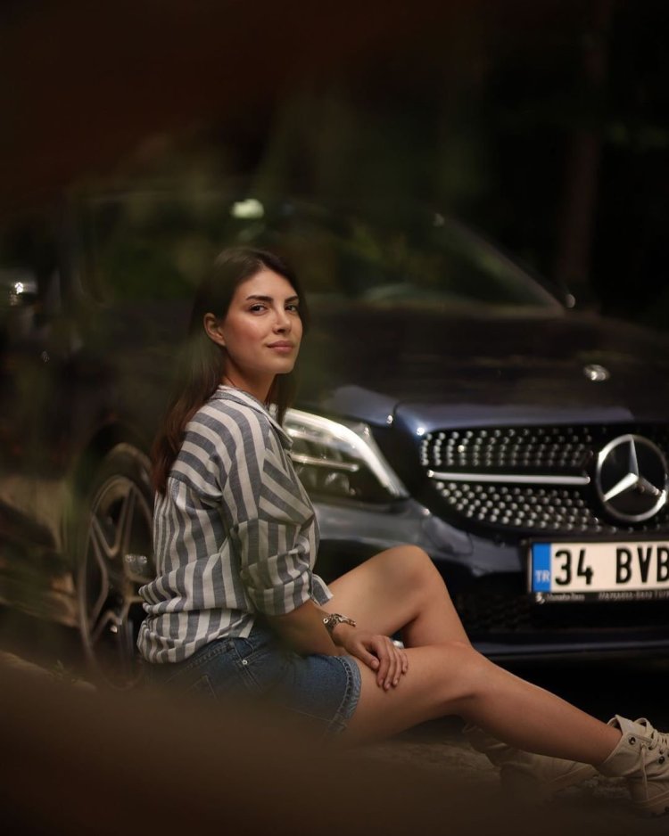 Турецкая актриса Дениз Байсал