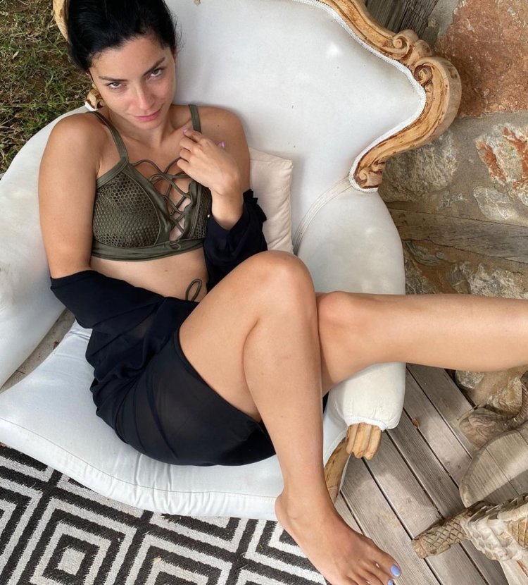 Мерве Болугур лежит