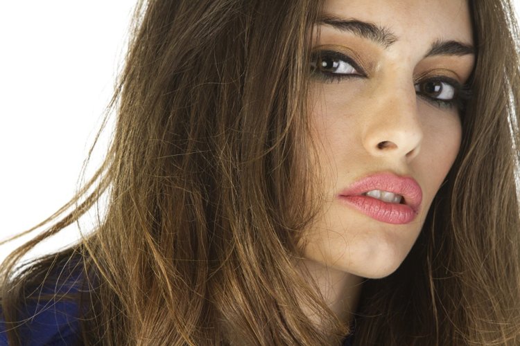 Девушка с родинкой над губой