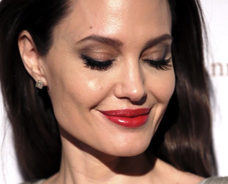 Анджелина Джоли родинка