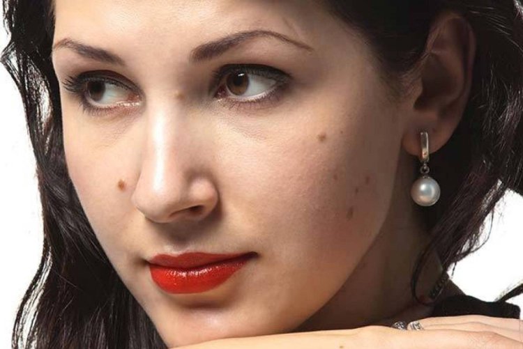 Красивые девушки с родинками