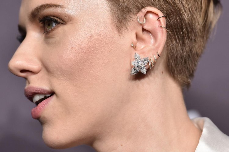 Скарлетт Йоханссон проколы в ушах