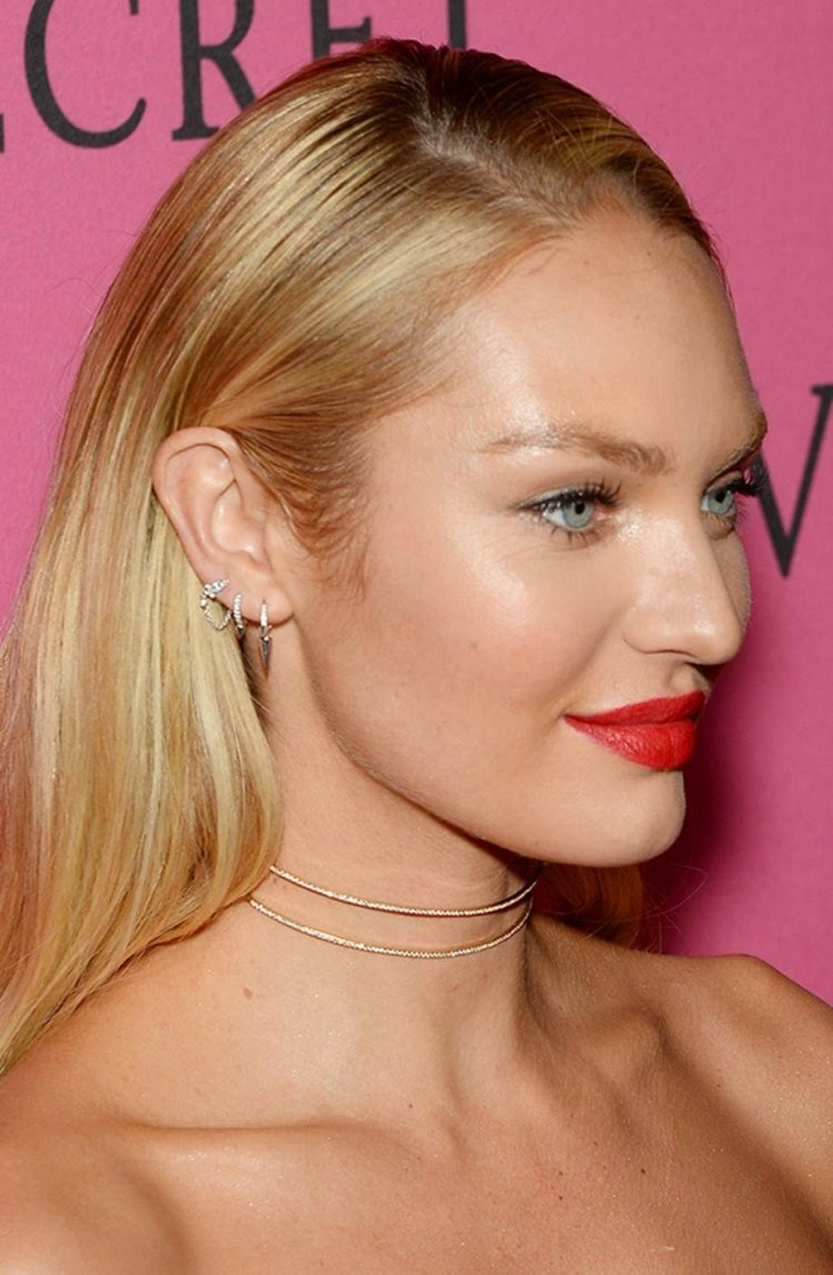 Скарлетт Йоханссон уши