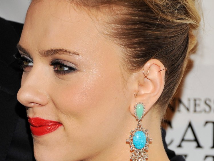 Скарлетт Йоханссон уши