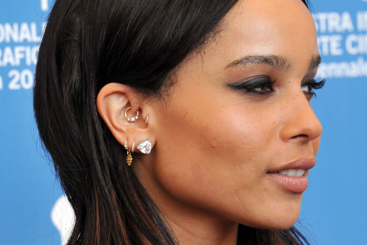 Зои Кравиц пирсинг