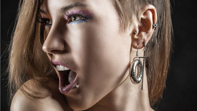 Девушка с пирсингом для рекламы