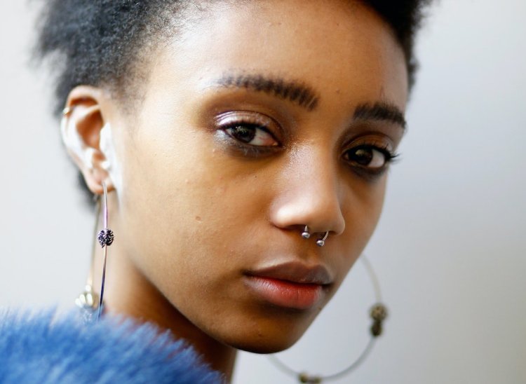 Пирсингом в носу темнокожая актриса