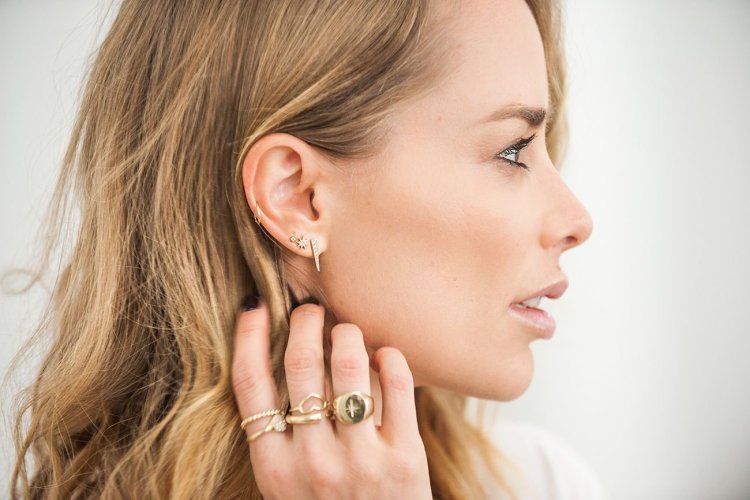 Ухо для рекламы серег