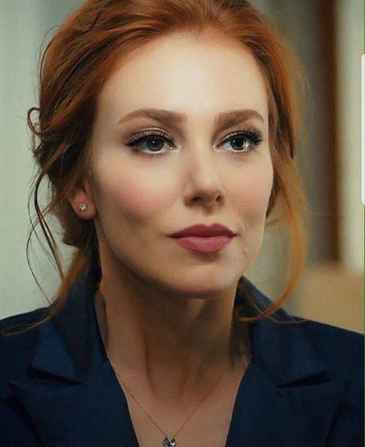 Дефне актриса