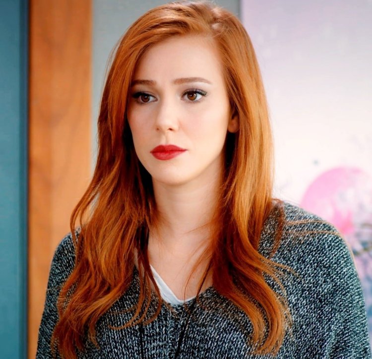 Рыжая турецкая актриса Эльчин Сангу