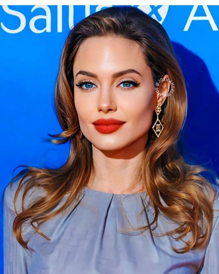 Высокий лоб у девушки