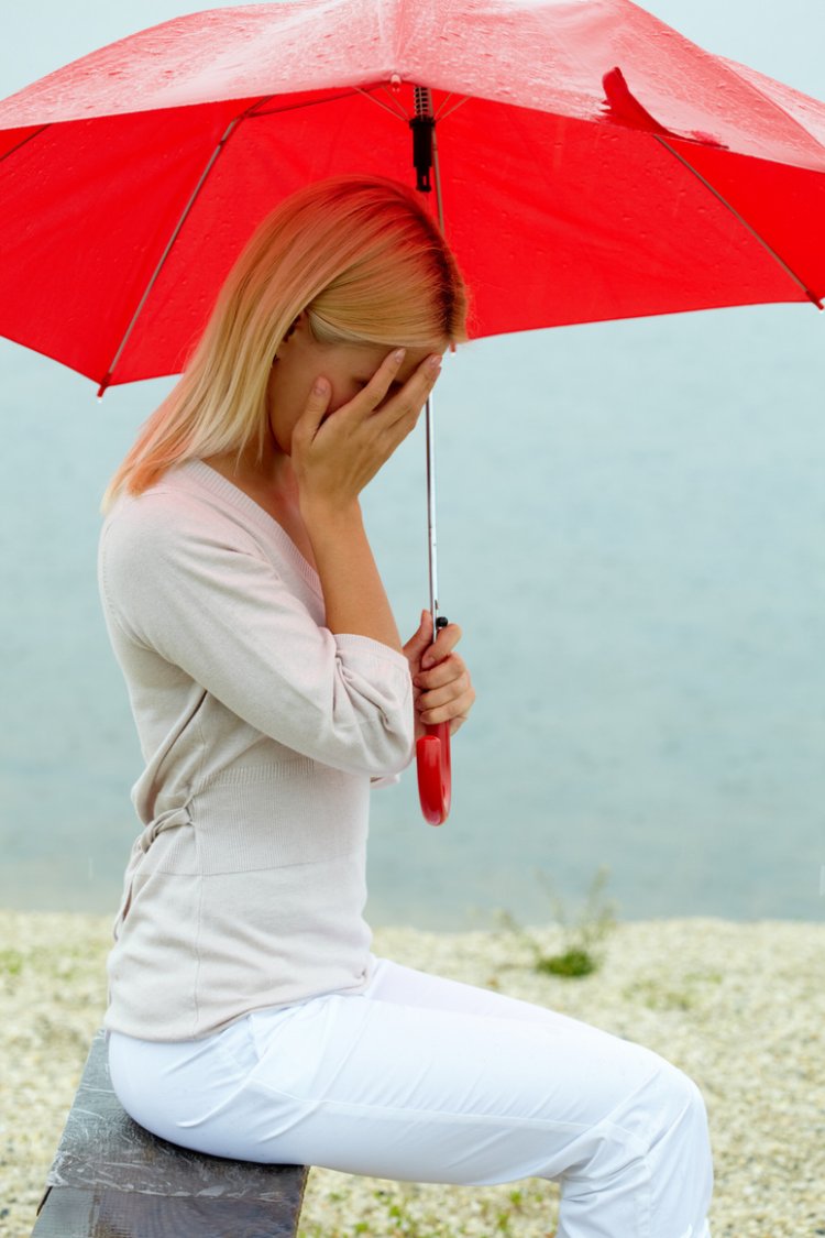 Блондинка под зонтом