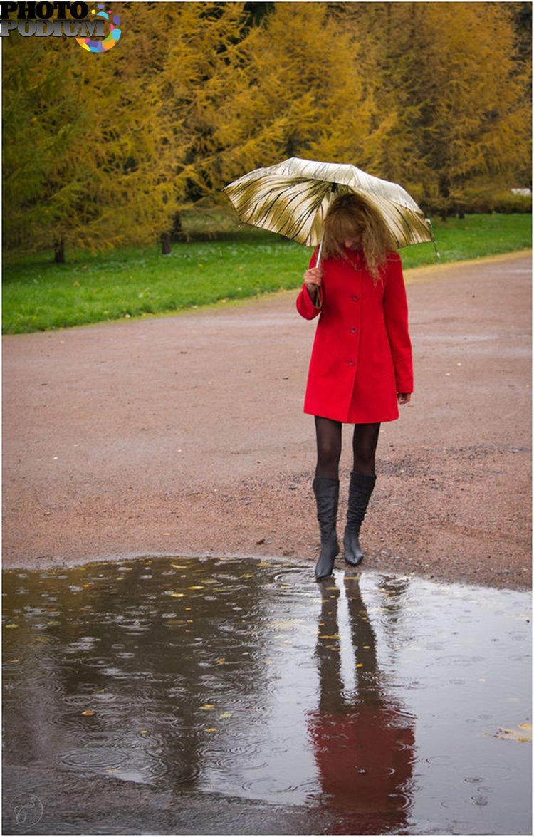 Блондинка под дождем