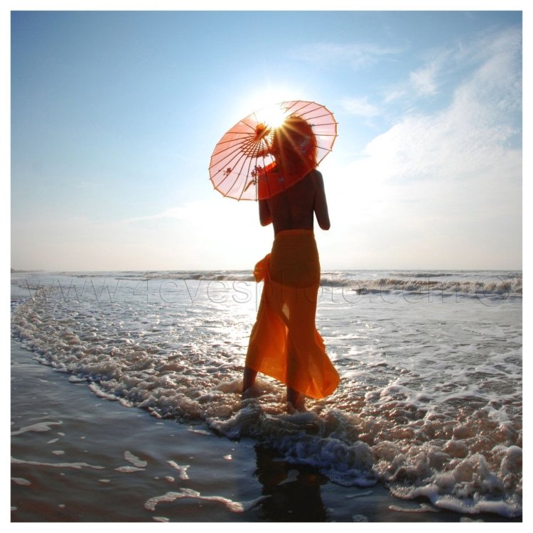 Девушка с зонтиком на берегу