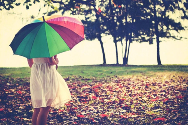 Девушка с зонтиком со спины