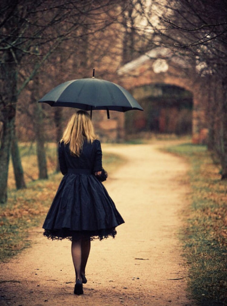 Блондинка под зонтом