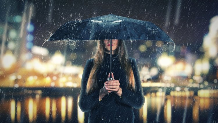 Женщина под дождем