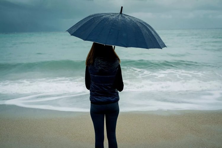 Девушка с зонтом сзади