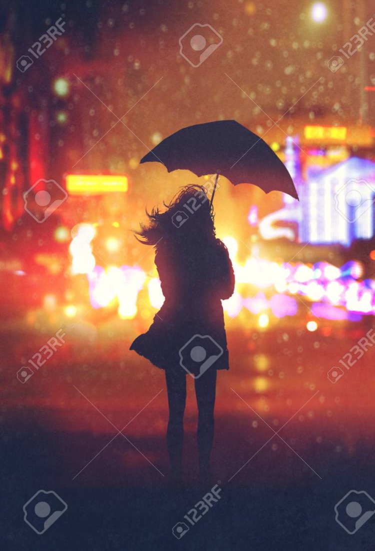 Силуэт женщины в ночном городе