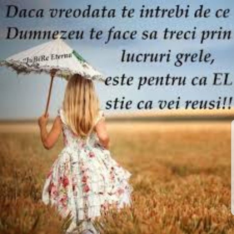 Блондинка с зонтиком со спины