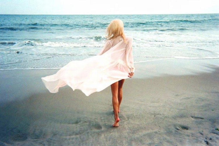 Блондинка на море